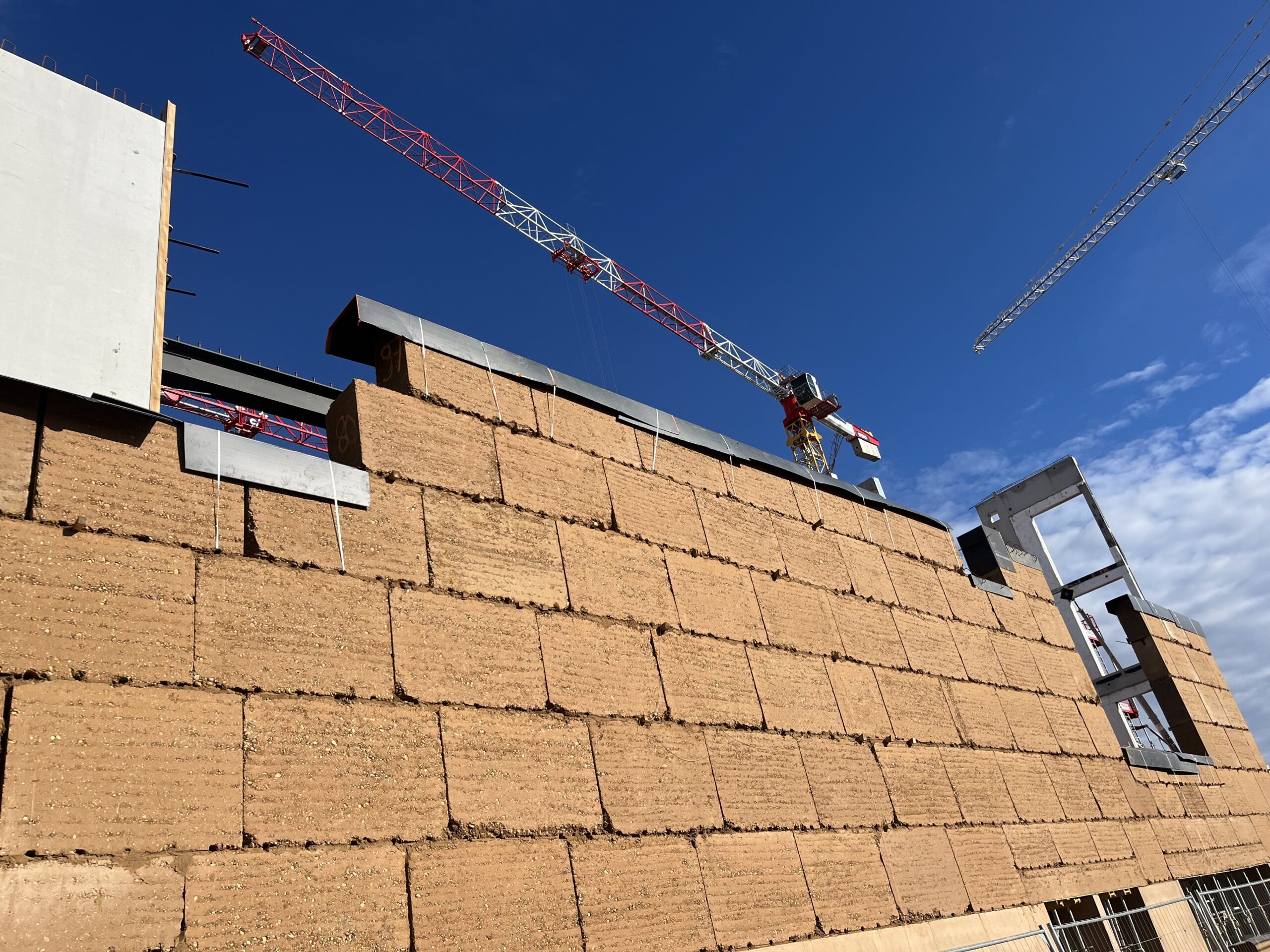 Projet emblématique mixte en béton architectonique et terre crue
