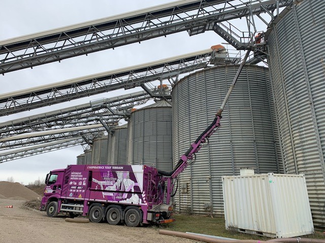 ASPIRIRATION DE GRAVIER SUR UN SILO