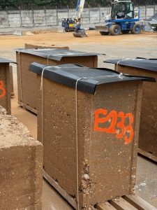 Fabrication de plus de 1600 blocs de terre crue